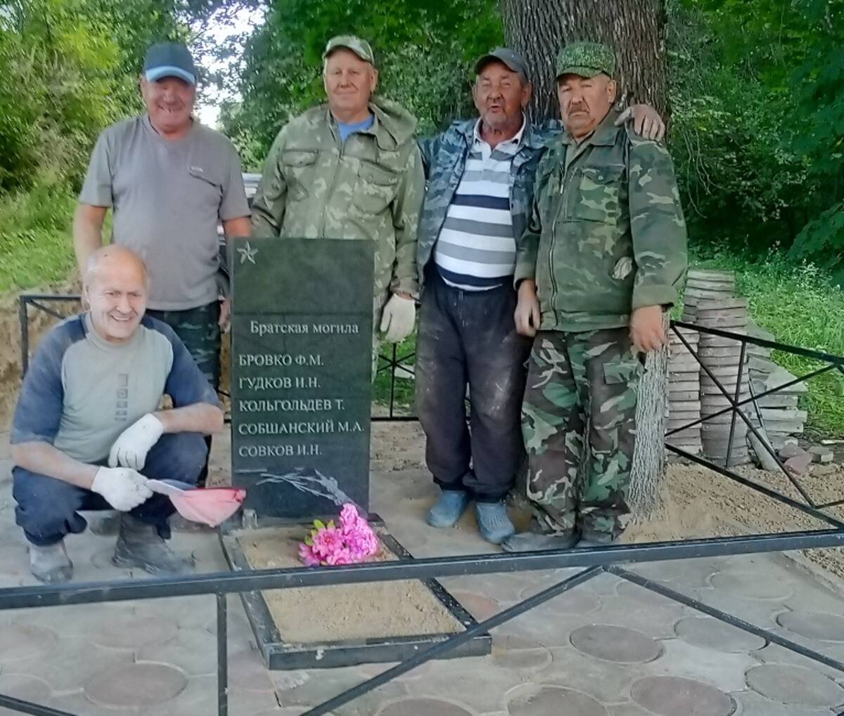 В брасовской деревне Вежонка благоустроили воинское захоронение