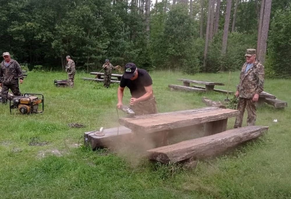 Под Брянском стоянку партизанского отряда Виноградова благоустроили