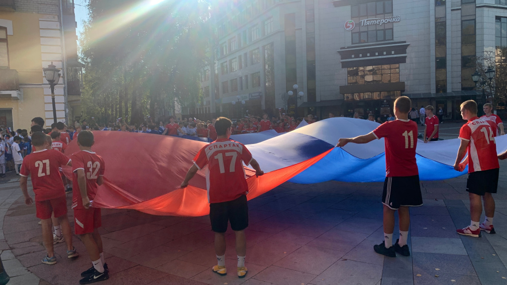 В Брянскена бульваре Гагарина торжественно развернули флаг России