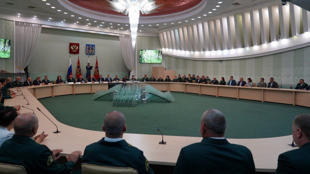 Александр Богомаз поблагодарил работников леса и лесоперерабатывающего комплекса за труд