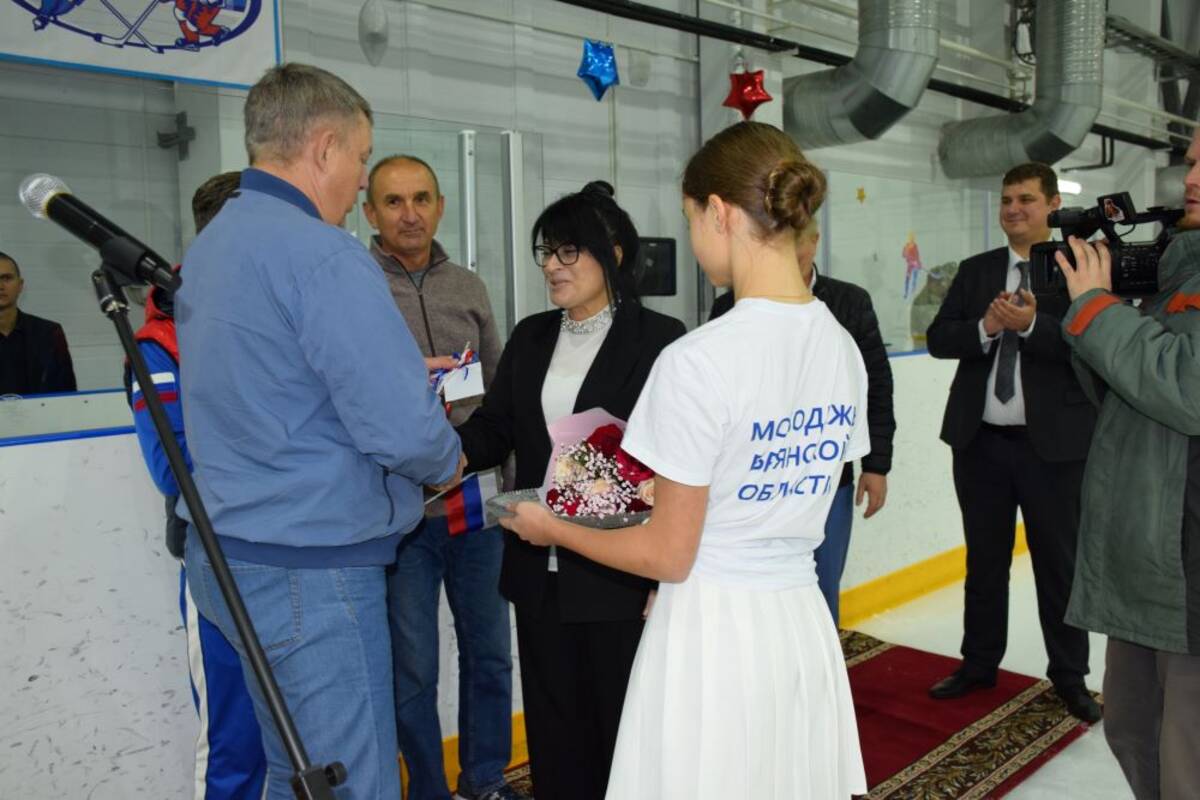 Губернатор Брянской области вручил ключи от квартиры климовскому тренеру