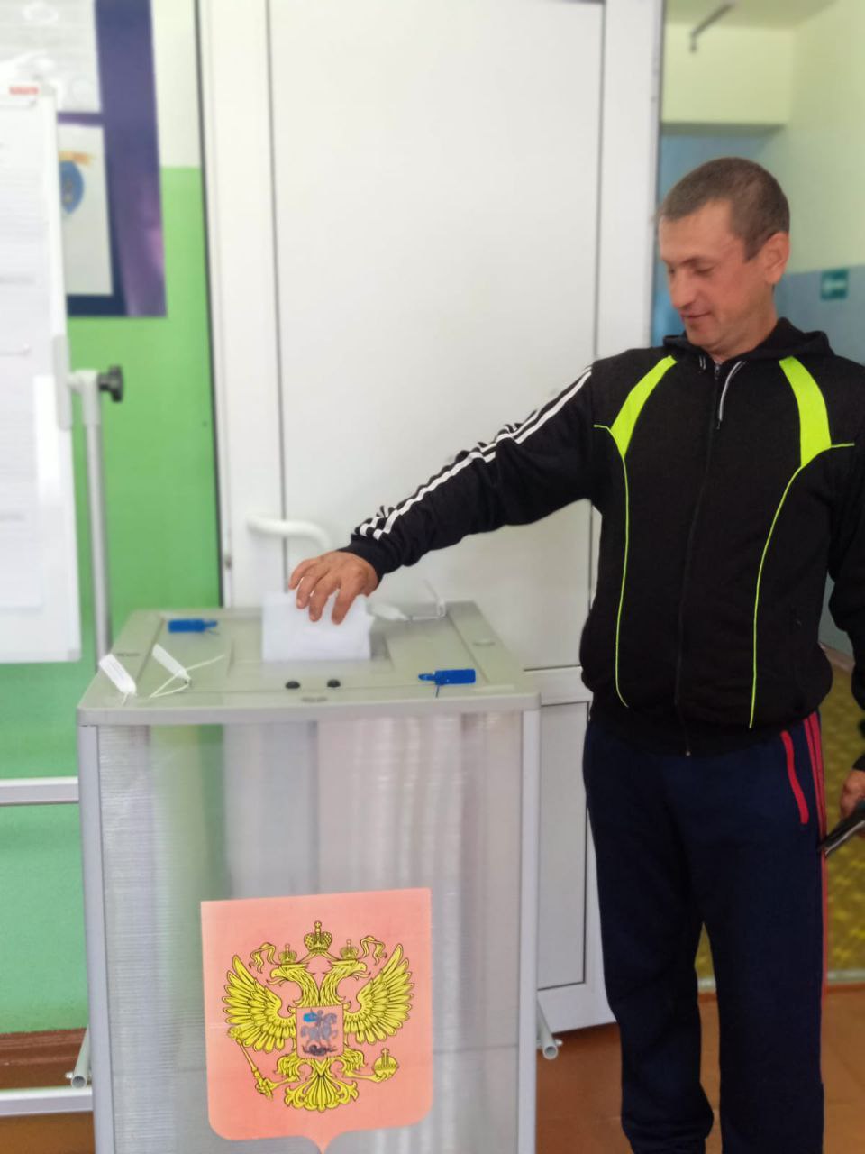 Жители брянского поселка Пальцо голосуют на избирательных участках