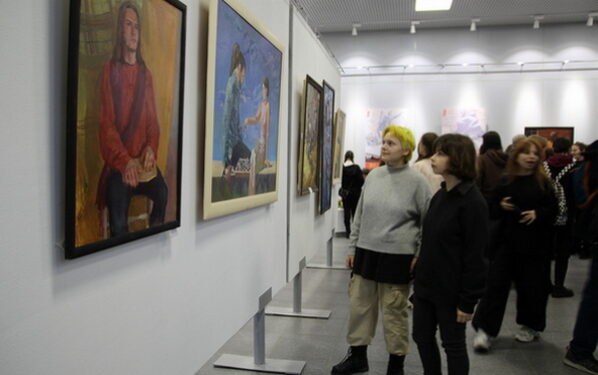 В Брянской ДШИ №1 открылась выставка «Связующая нить»