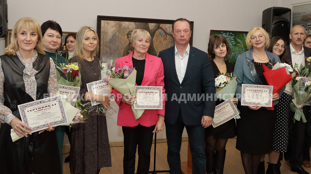 В Брянске работникам культуры и искусства вручили премии