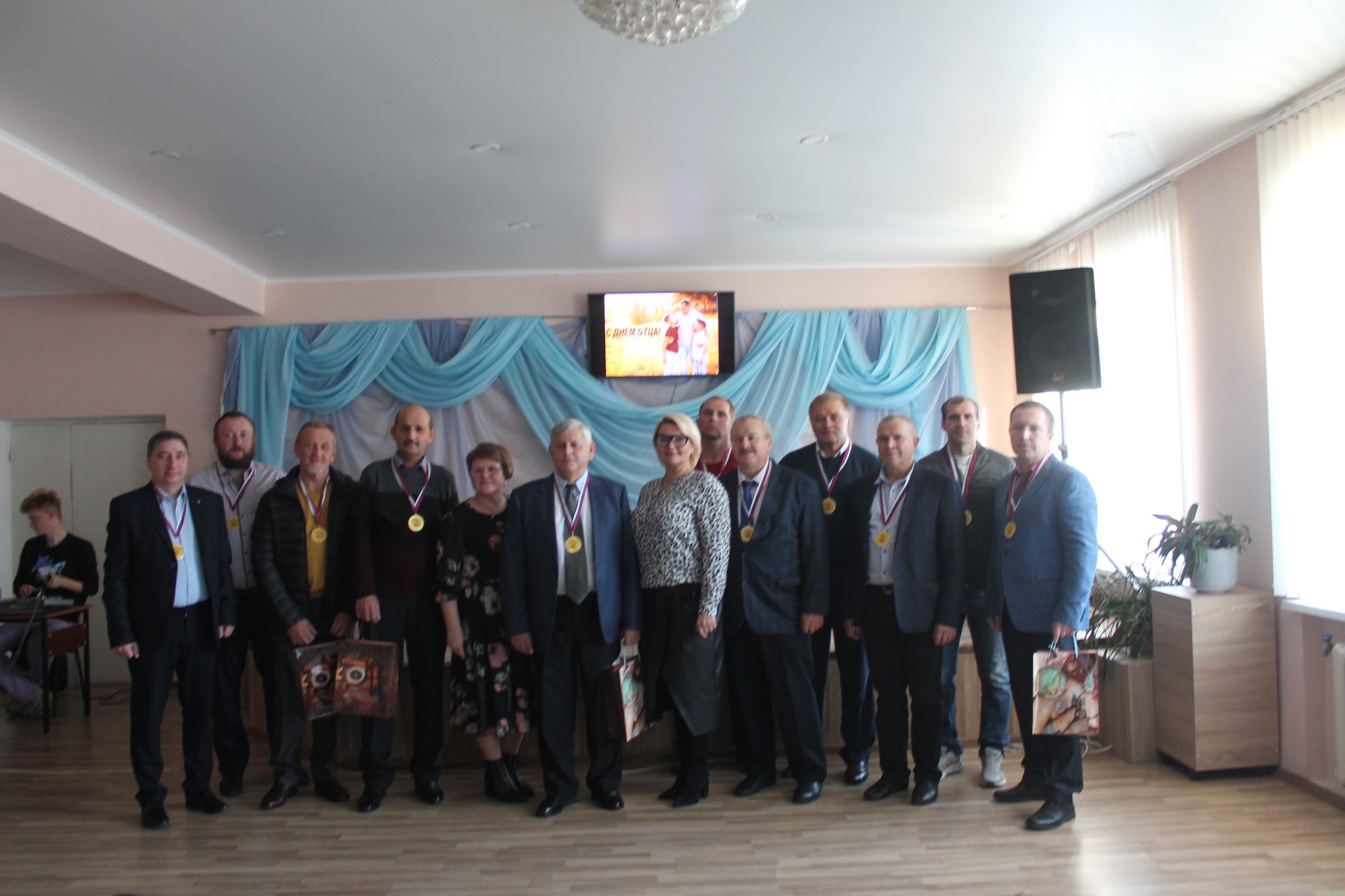 В Карачеве прошел концерт, посвященный Дню отца