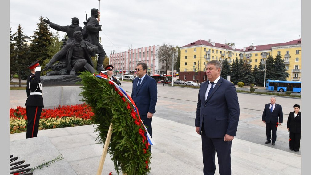 В Брянске посол МИД России возложил цветы к Вечному огню на площади Партизан