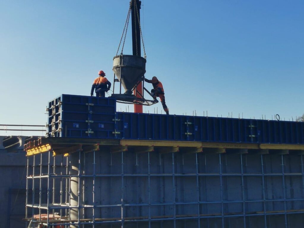 В брянском Фокино укладывают монолитные плиты на мосту через Болву