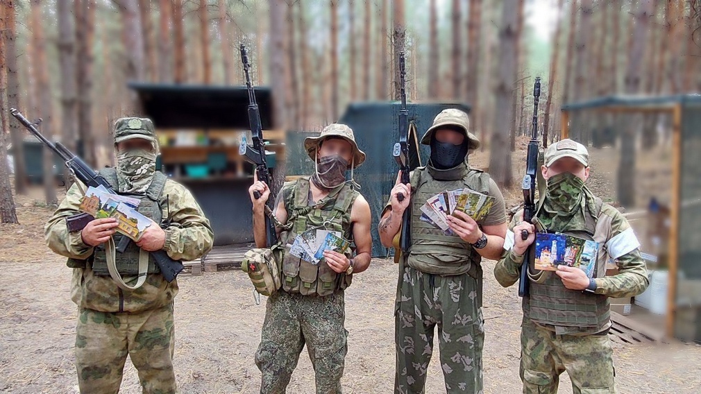 Открытки художников проекта «Брянск – глазами людей» передали бойцам в зону СВО