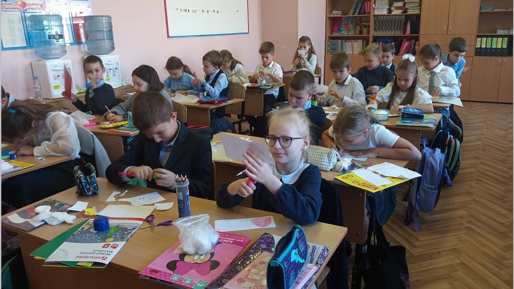 Брянские школьники поздравили родных с Днем пожилых людей