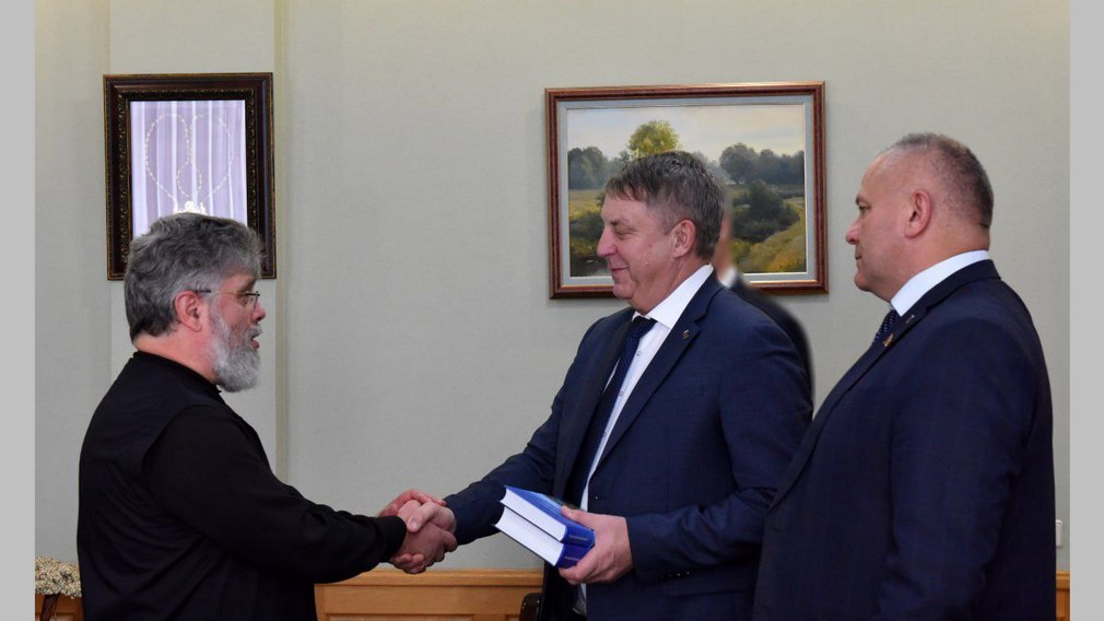 Брянский губернатор Александр Богомаз встретился с писателем Г.Григорьевым