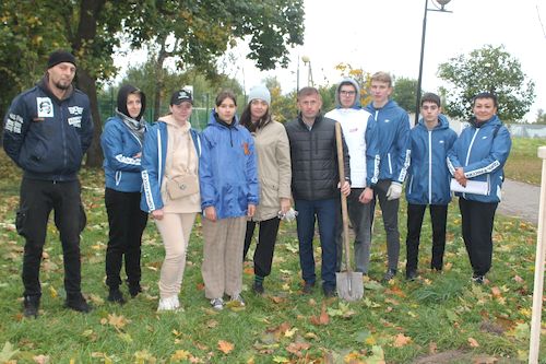 В Карачевском  городском парке были посажены двадцать молоденьких кленов и десять лип