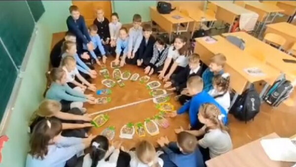 В Брянске  вшколе № 43 учащиеся поздравили пап с Днём отца