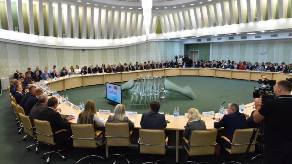 Предприятие Брянской области  юбилейный знак от гомельской делегации получило