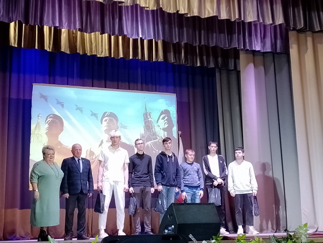 В брянских Клинцах торжественно проводили призывников в армию