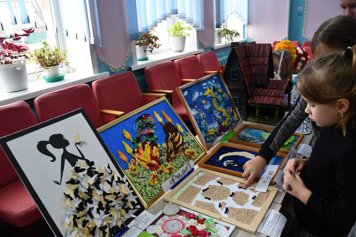 В Климово на районной выставке «Бумажная вселенная» представлено более 60 работ