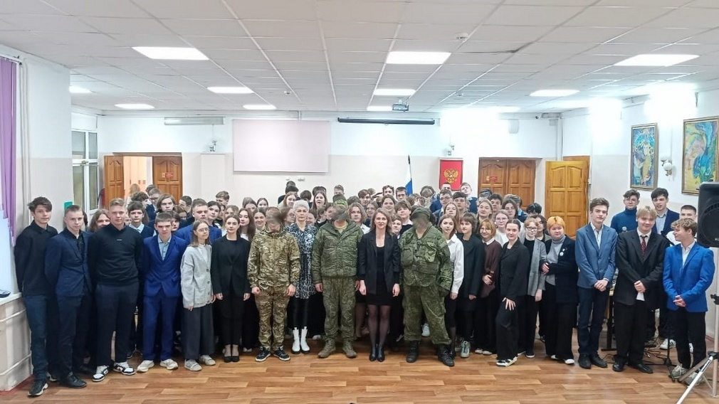 Ветераны СВО провели «Урок мужества» для старшеклассников брянской школе №4