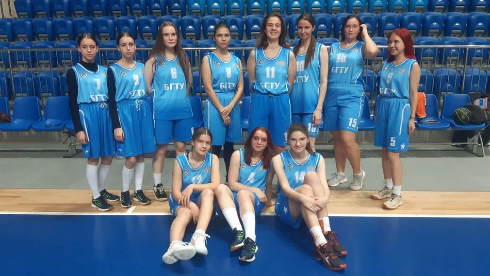 В Брянске проходят соревнования по баскетболу среди женских команд