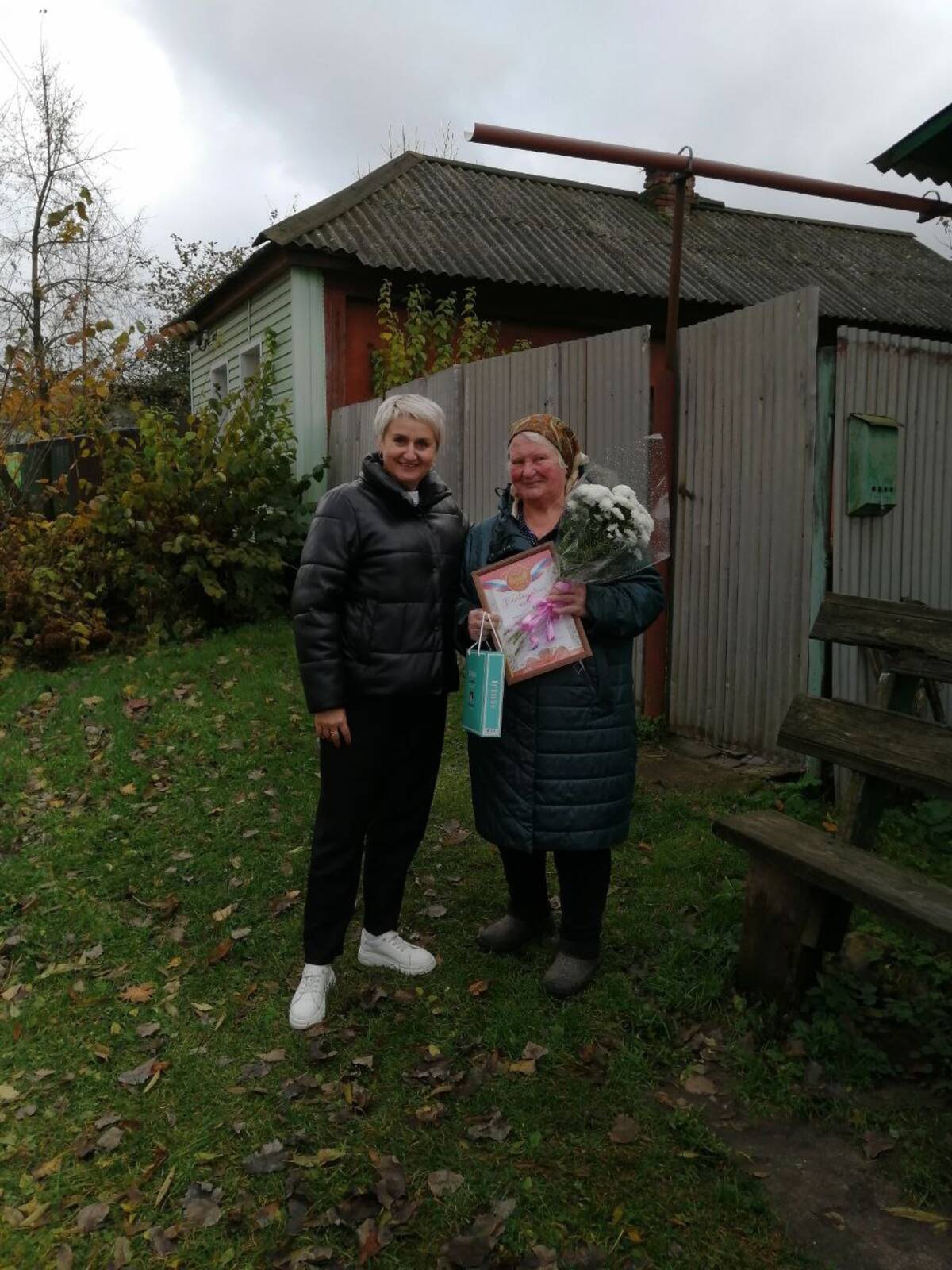 Лидия Москаленко из Климовского района помогает военнослужащим