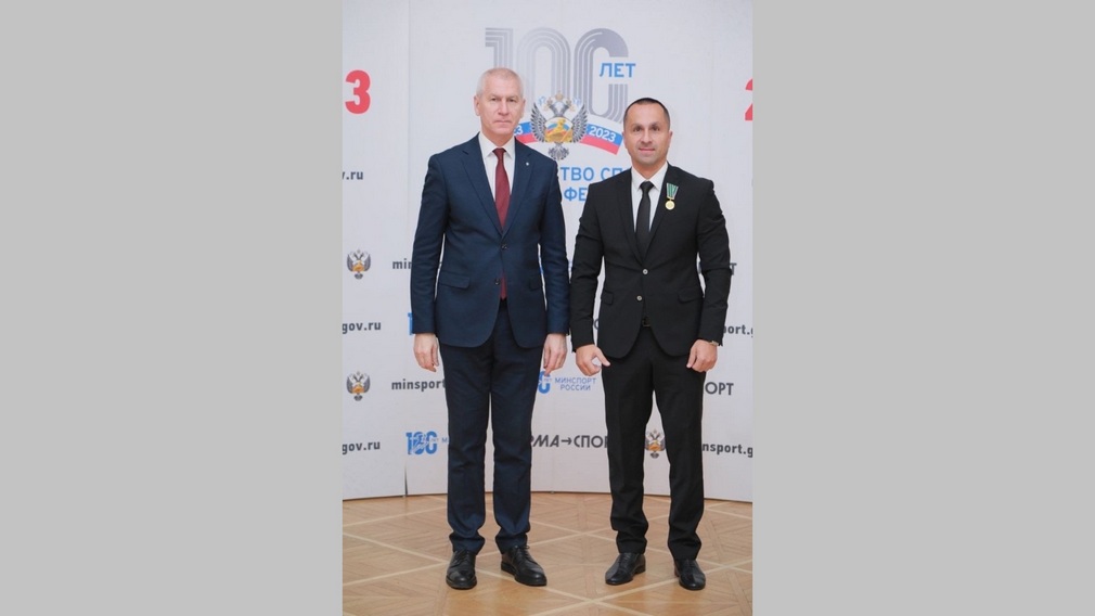 Министр спорта наградил медалью директора Брянского ГУОР Алексея Солонкина