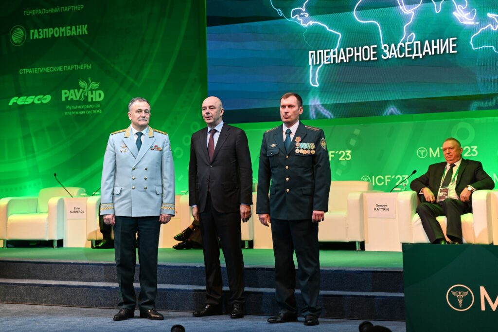 Брянских таможенников наградили на Международном таможенном форуме – 2023