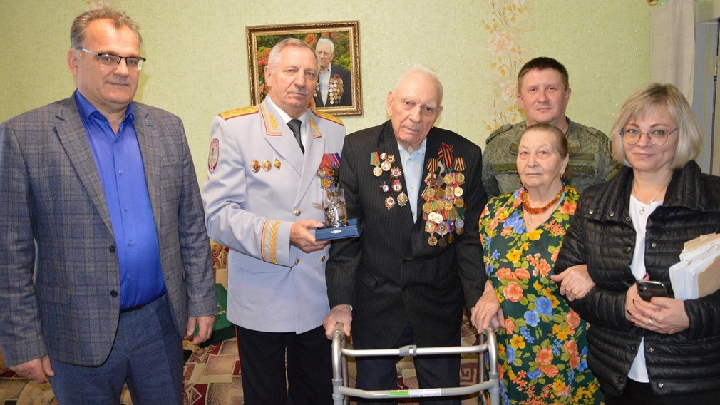 В брянском Стародубе с 98-летием поздравили ветерана Михаила Черкая