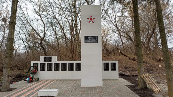 В брянском селе Толмачево благоустроили памятники в рамках инициативного бюджетирования