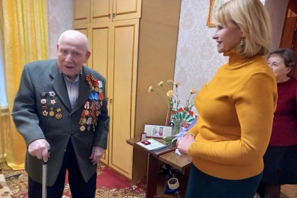 В Брянске вручили Почетную грамоту облдумы легендарному воину и сталевару Мельникову