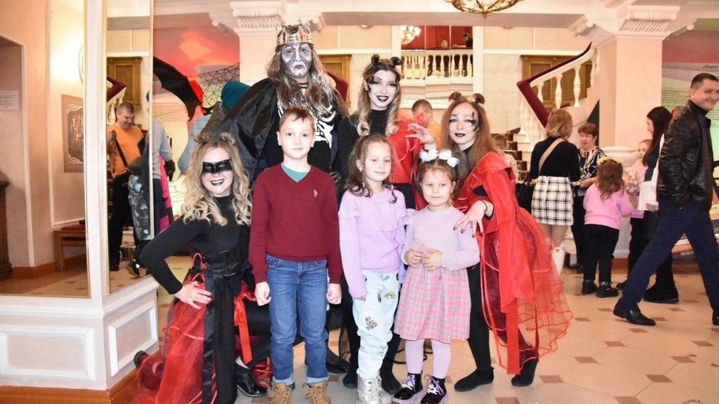 Брянские подопечные фонда «Защитники Отечества» посетили спектакль-сказку