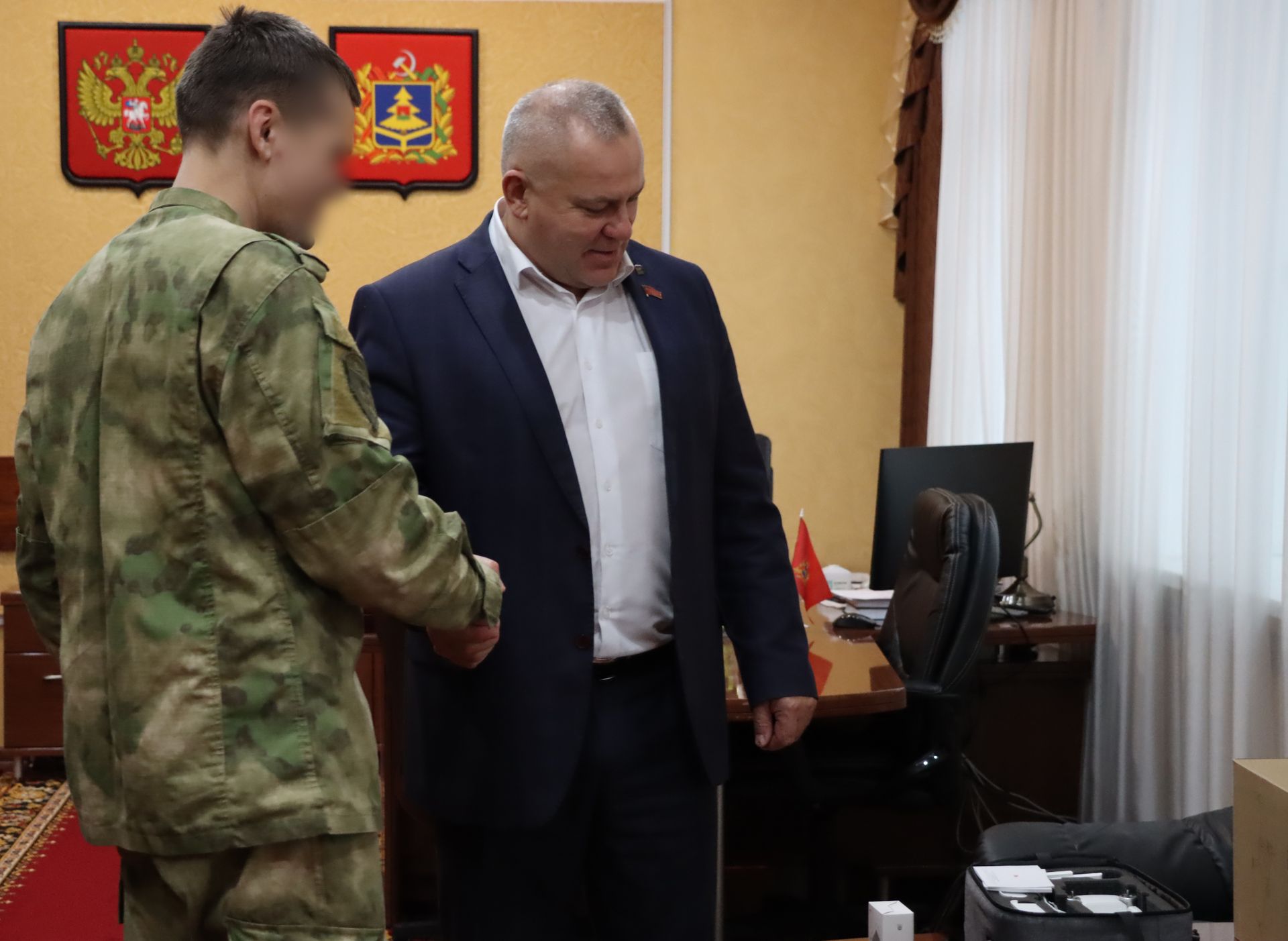 Валентин Суббот передал спецоборудование брянским росгвардейцам