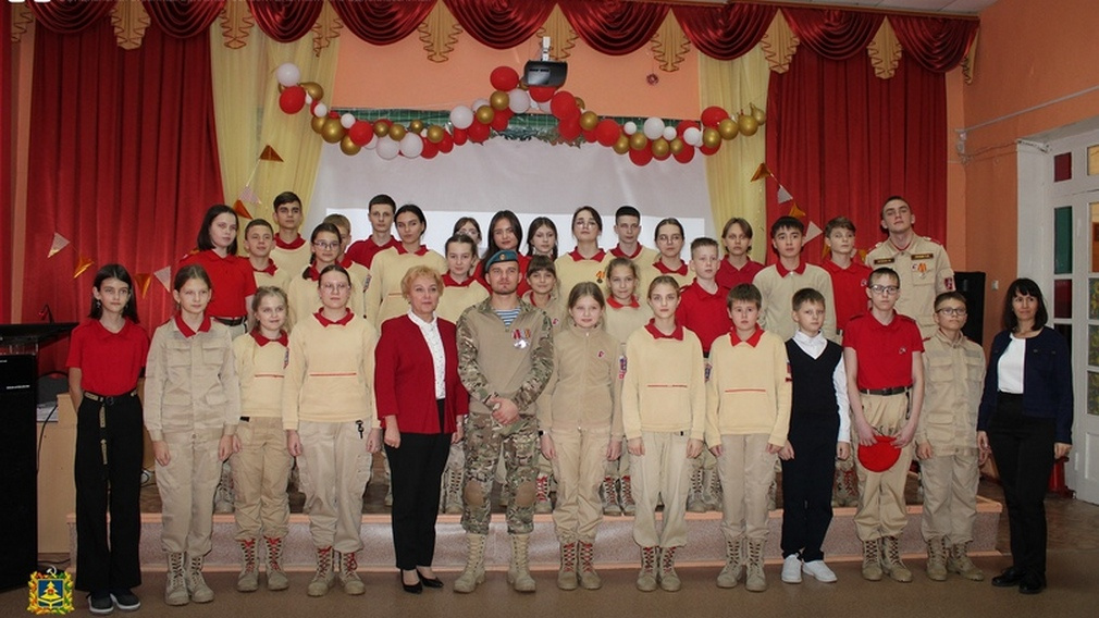 В школе Брянского соединения ребята встретились с участником СВО