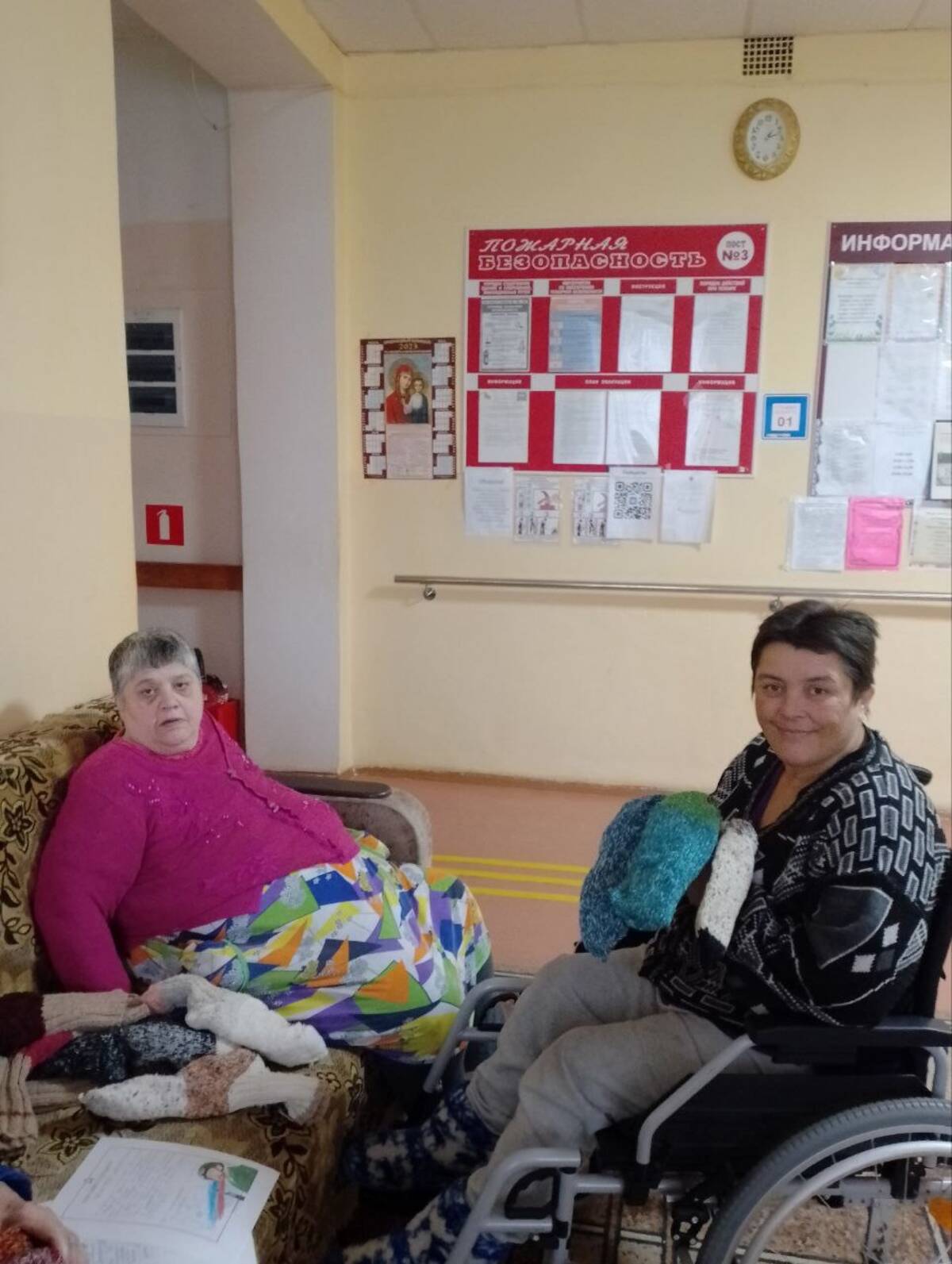 В Жуковском доме-интернате Брянской области связали носки для участников СВО