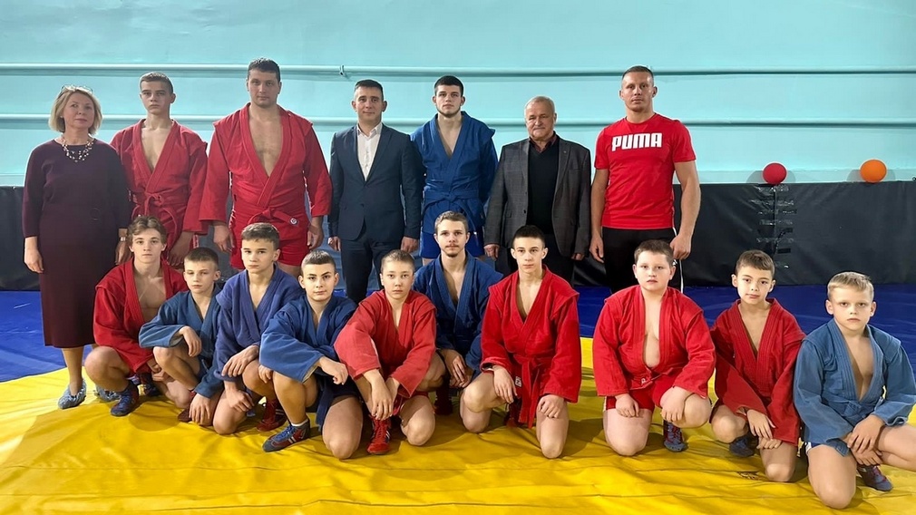 10-кратный чемпион мира по самбо Артем Осипенко провел в Брянске мастер-класс