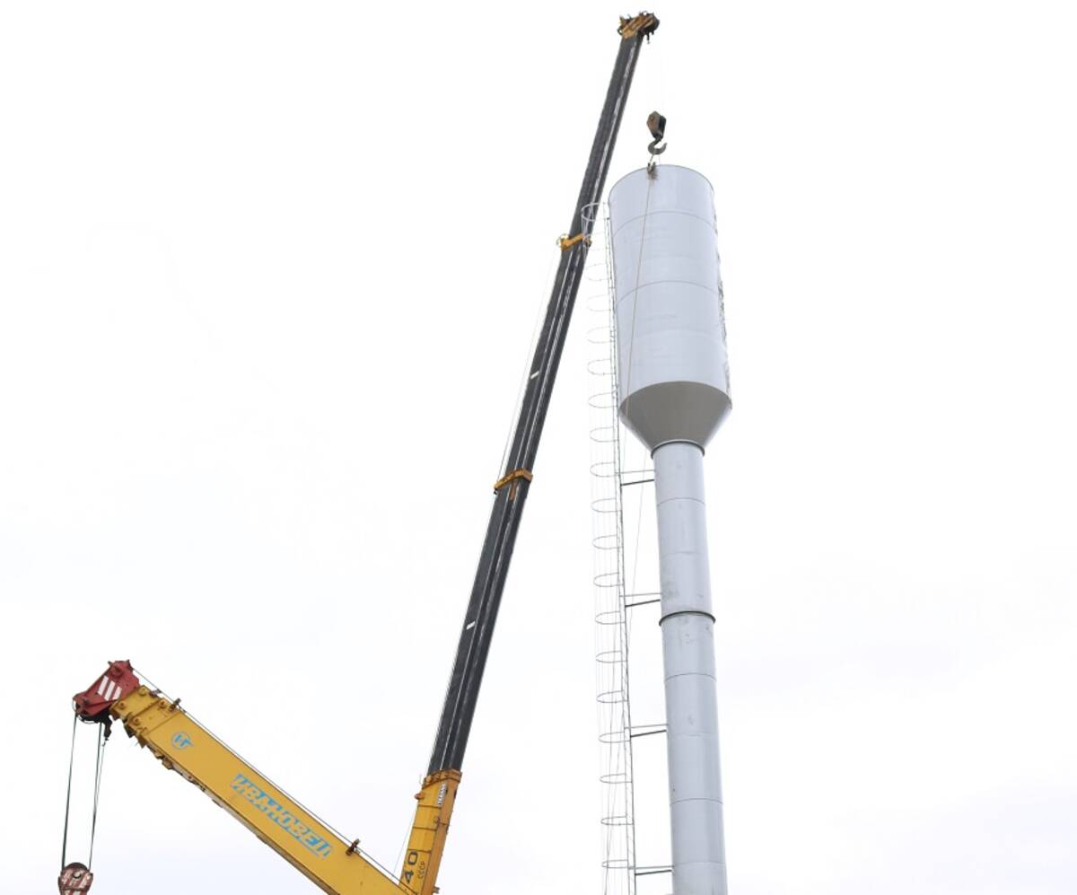 В поселке Комаричи Брянской области установили водонапорную башню