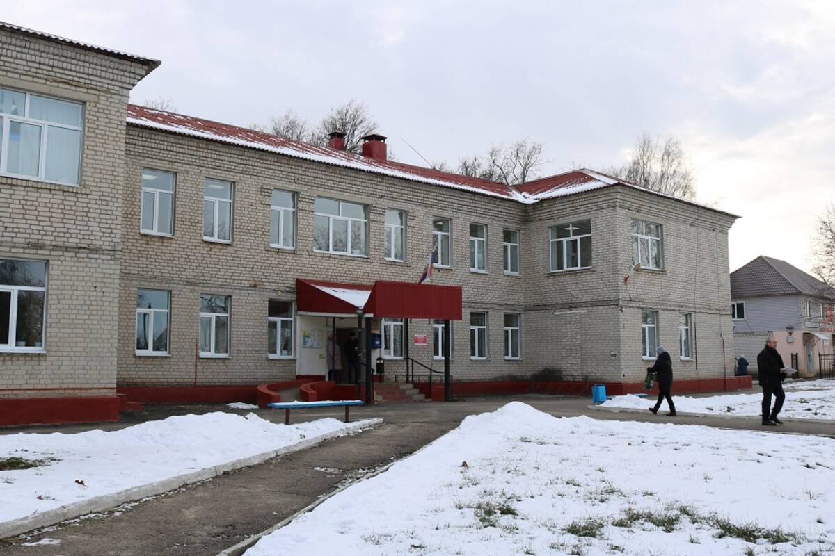 Комаричские медики передали подарки Карачевскому специализированному дому ребенка