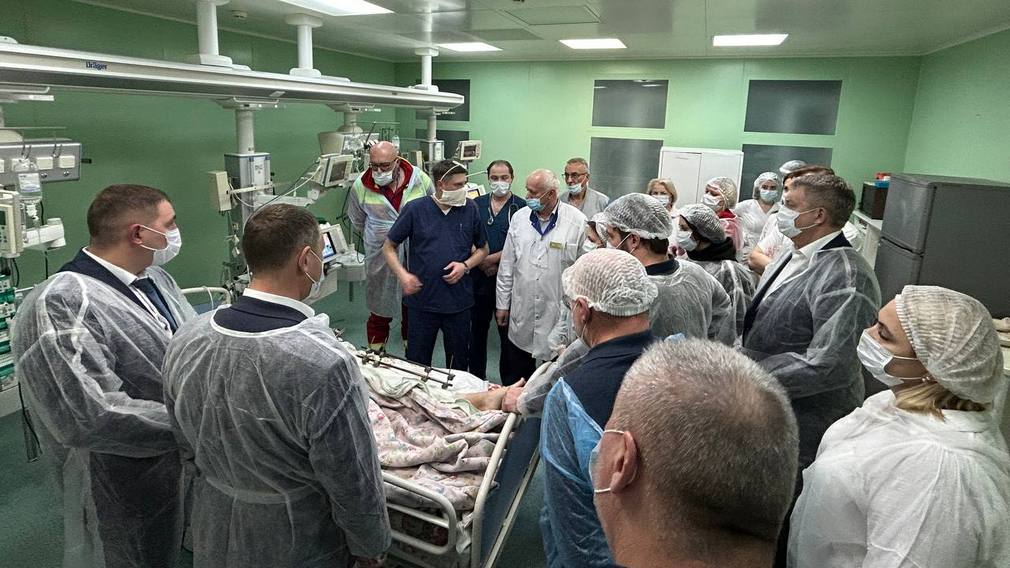 Губернатор Александр Богомаз со специалистами Минздрава России посетил детей, пострадавших в трагедии