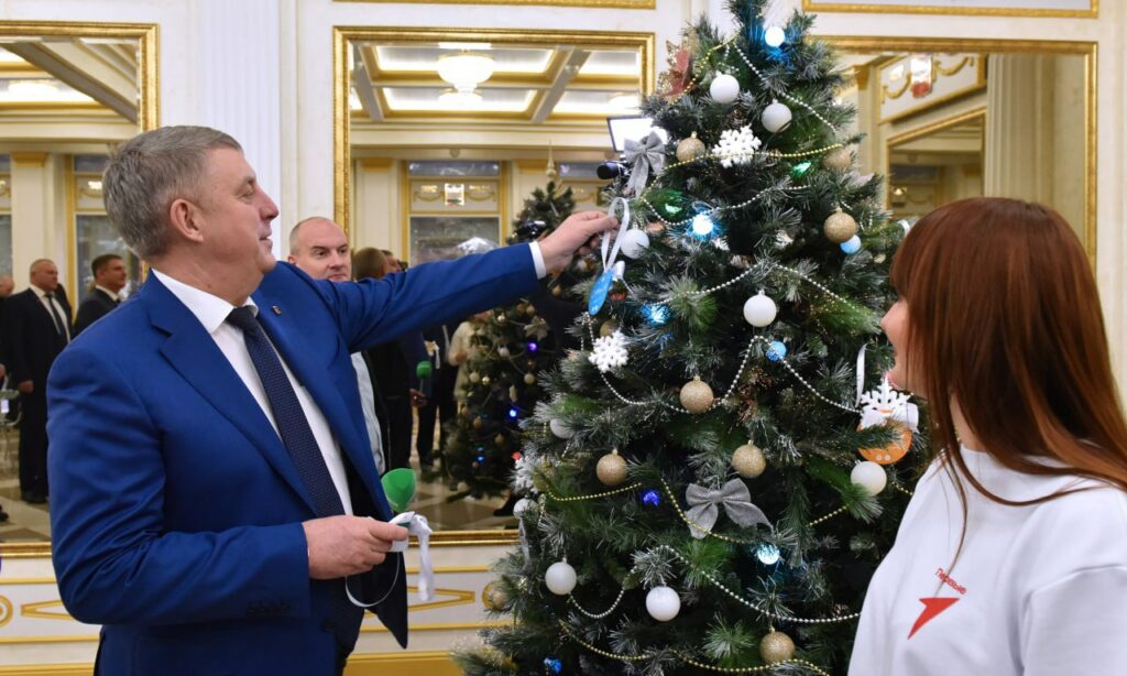 Александр Богомаз дал старт акции «Ёлка желаний» в Брянской области