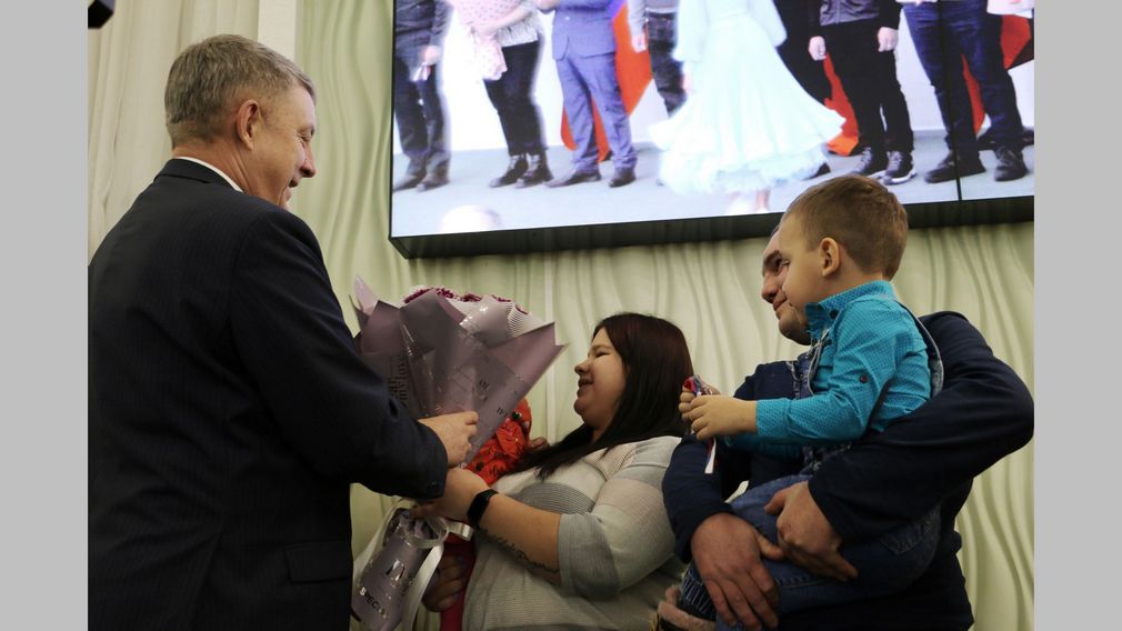 Брянским детям-сиротам вручили ключи от новых квартир