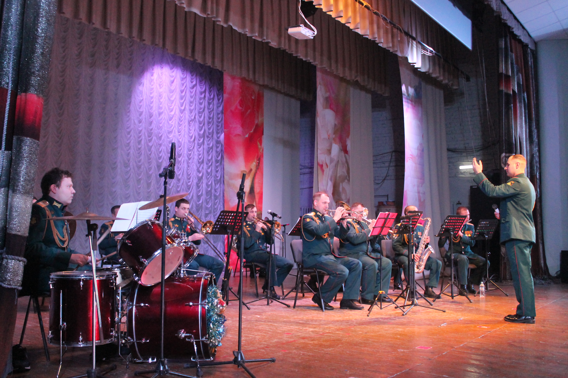 В Карачевском РДК выступил духовой оркестр войсковой части 42685