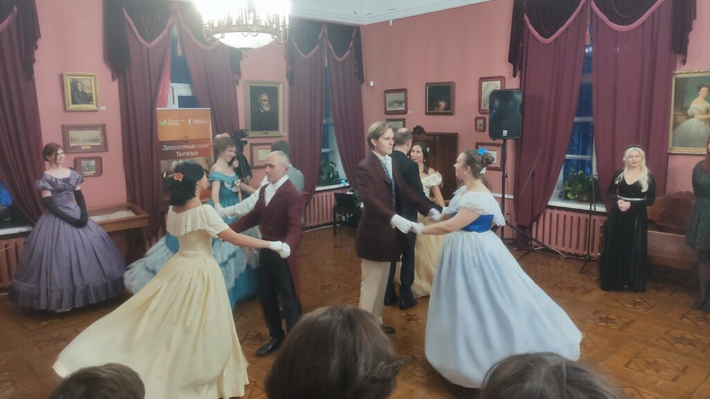 В брянском музее-заповеднике «Овстуг» прошёл новогодний «Тютчевский бал»