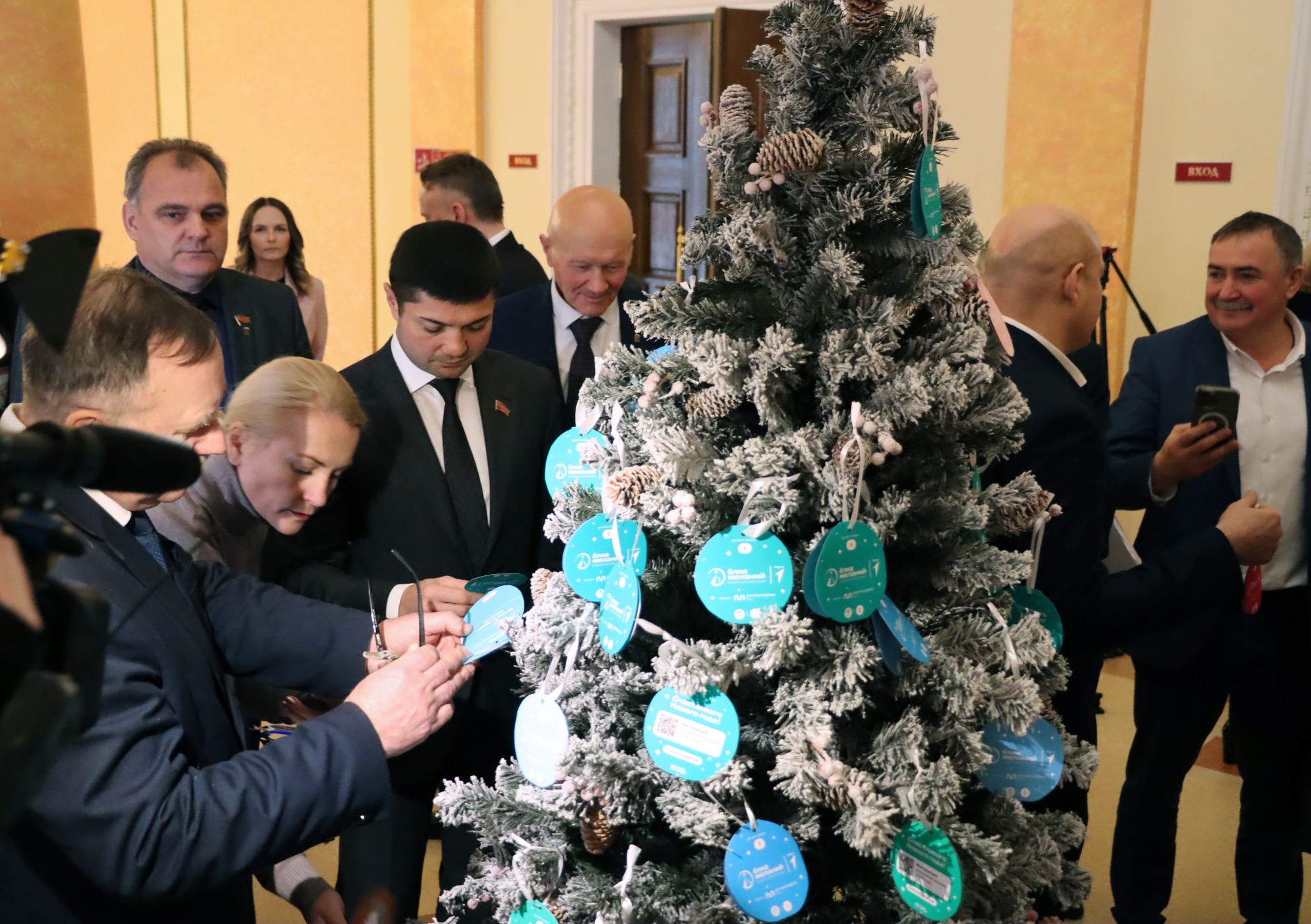 Депутаты участвуют в благотворительной акции «Ёлка желаний»