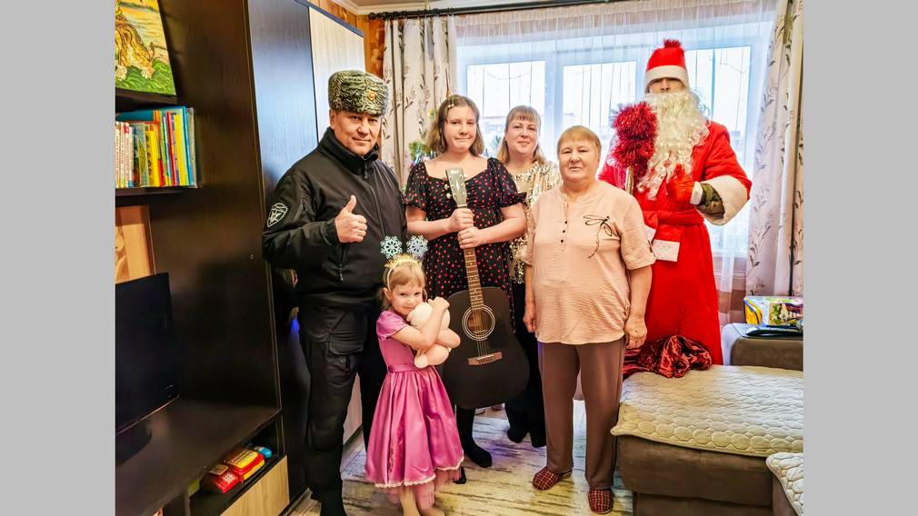 Брянские росгвардейцы исполнили новогодние желания детей с «Ёлки желаний»