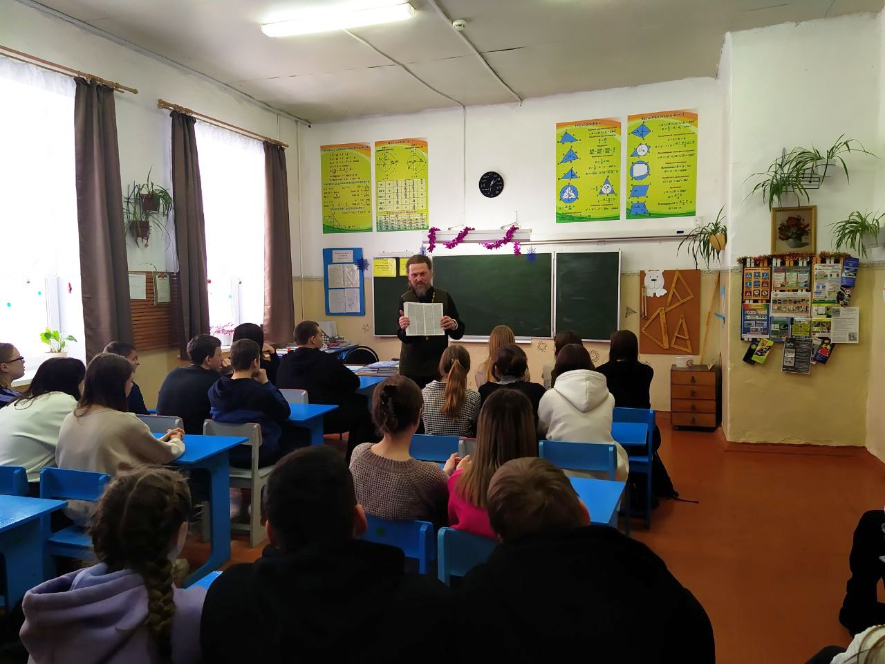 Тема встречи священнослужителя с карачевскими школьниками – День Конституции Российской Федерации