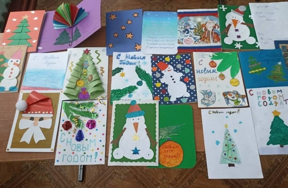 Брянские школьники подготовили новогодние открытки для военнослужащих