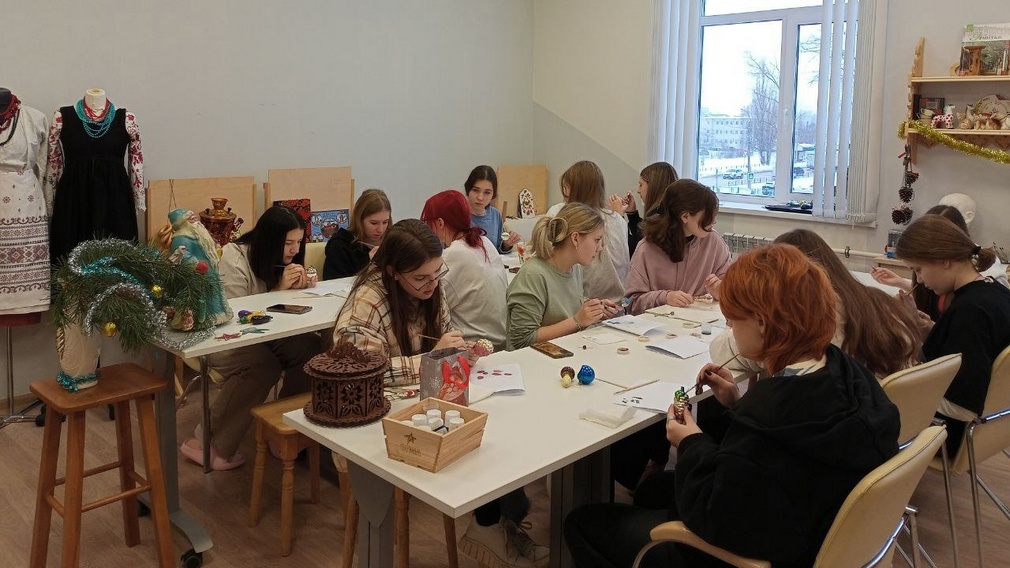 Юные брянские художники елочные игрушки реставрируют