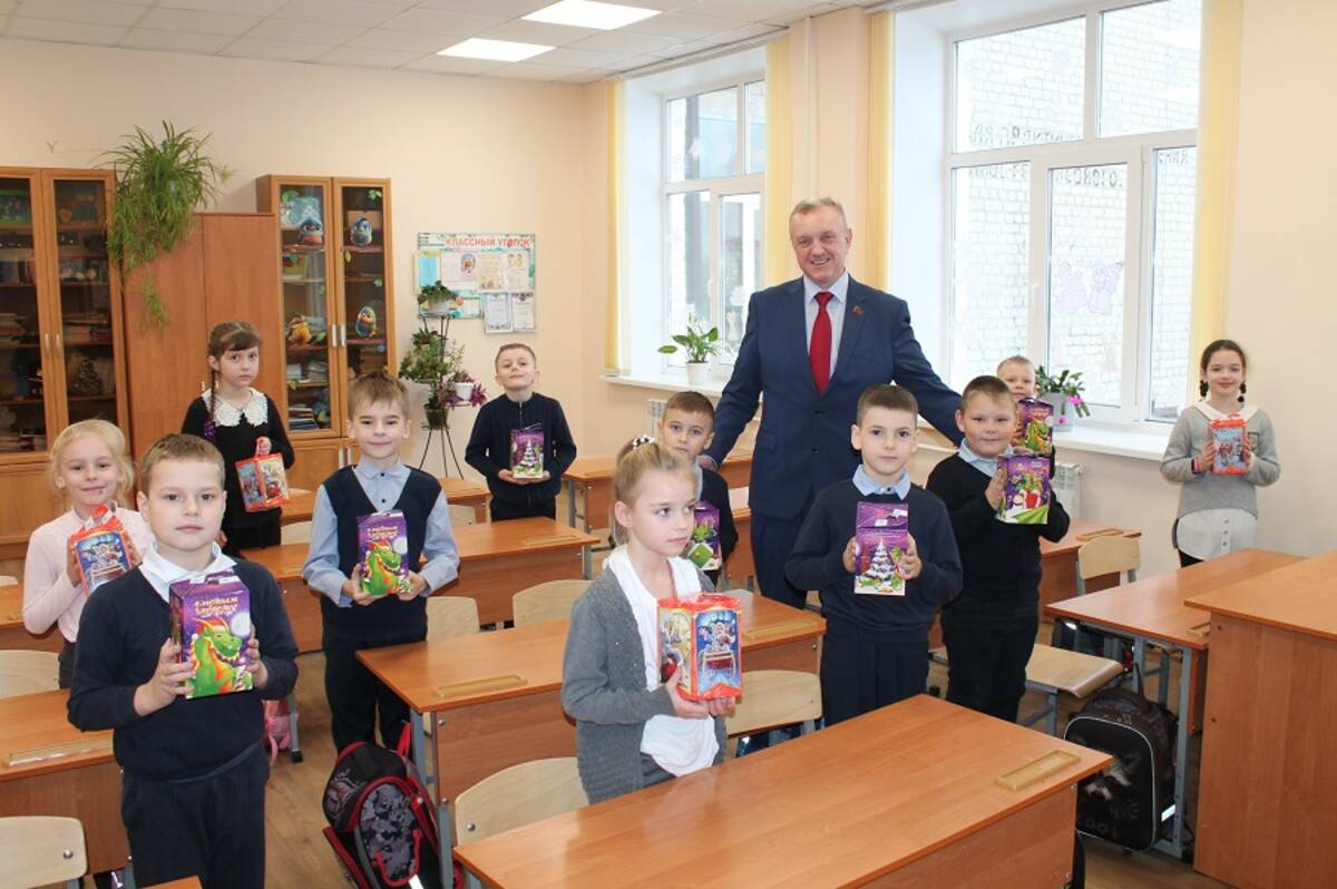 Депутат облдумы Дмитрий Агапов поздравил с наступающим праздником суземских школьников