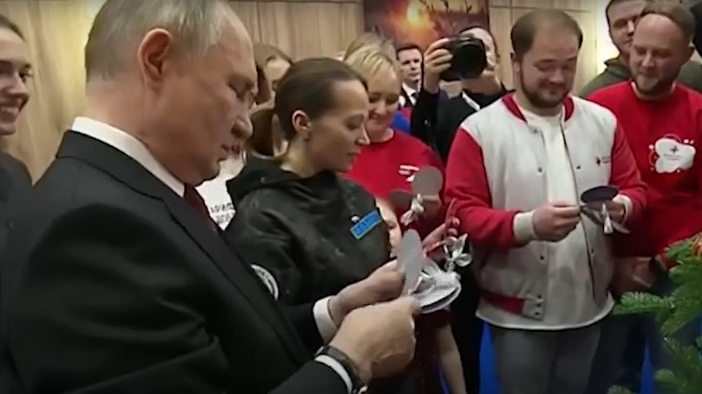 Президент Путин участвовал в благотворительной акции «Елка желаний»