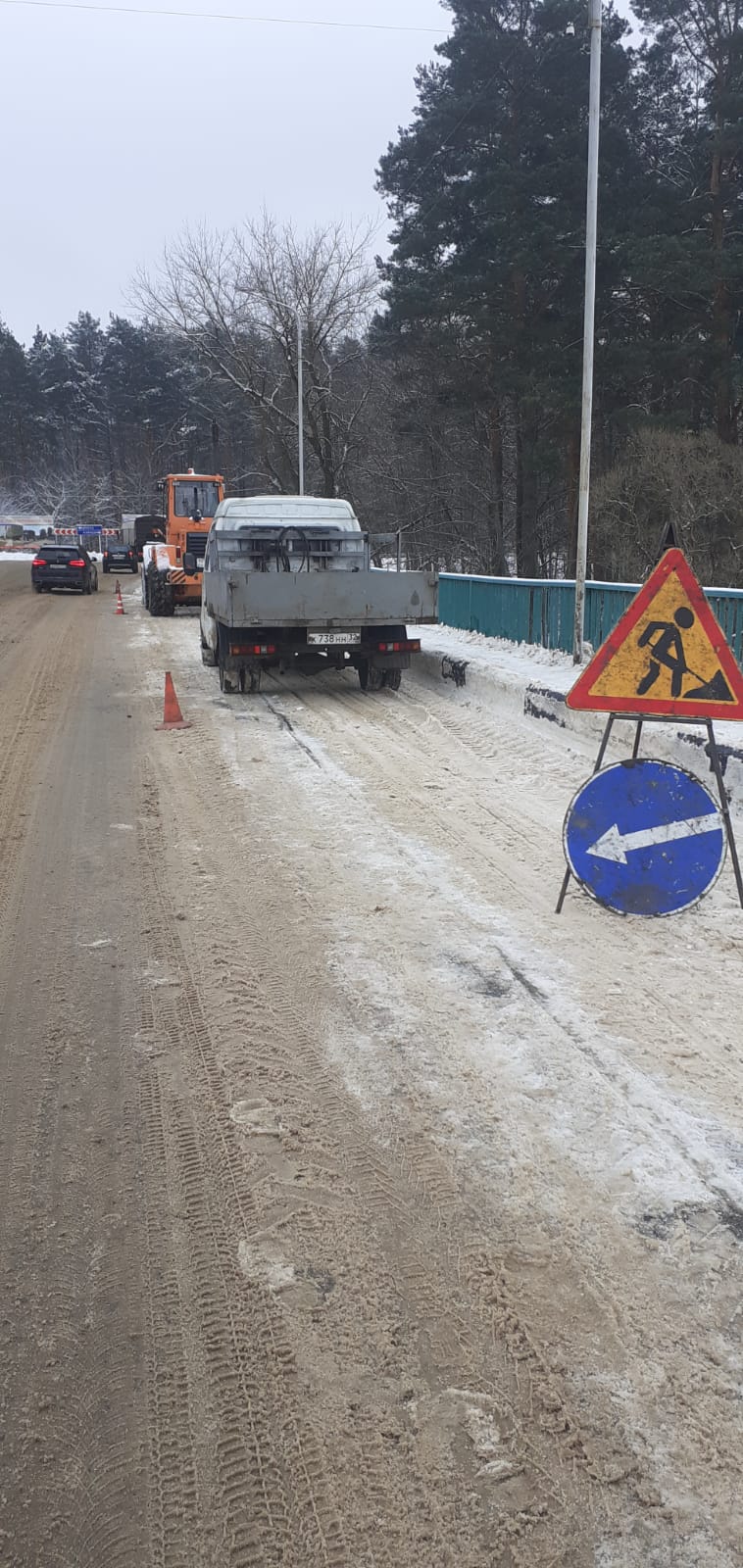 В Брянской области ведется очистка и обработка автодорог