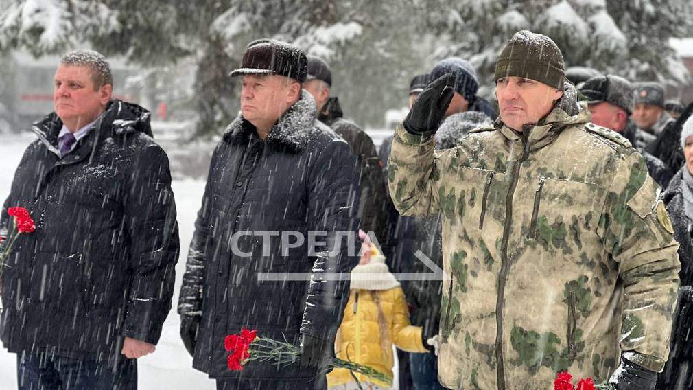 В Брянске в День Неизвестного Солдата возложили цветы к воинскому мемориалу