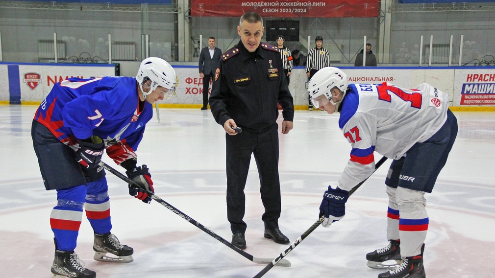 Брянские ветераны СВО и их семьи побывали на хоккейном матче