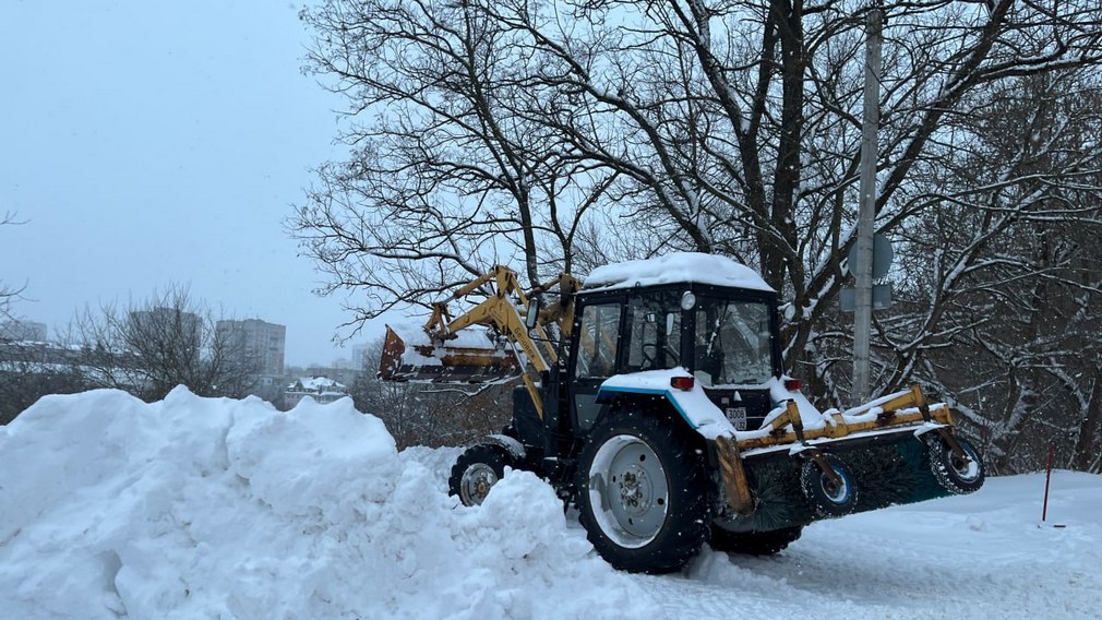 Александр Богомаз поручил усилить контроль за очисткой дорог от снега